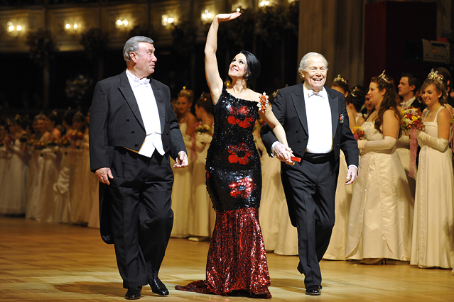 © APA/Herbert Neubauer Choreograf Pierre Lacotte Sopranistin Angela Gheorghiu und Dirigent Georges Pretre während der Eröffnung