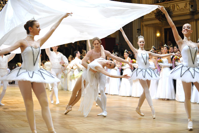 © APA/Herbert Neubauer Das Staatsopernballett bei der Eröffnung des Opernballs