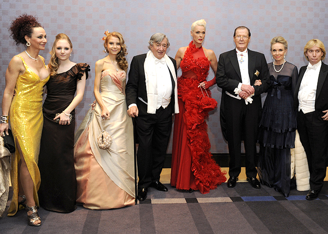 © APA/Herbert P. Oczeret Christina Lugner, Jaqueline Lugner, Anastasia "Katzi" Sokol, Richard Lugner, Brigitte Nielsen, Roger Moore mit Ehefrau Kristina Tholstrup und Helmut Werner