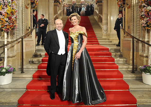 © APA/Helmut Fohringer Mit Dominique Meyer und Desiree Treichl-Stürgkh auf den Stufen der Oper