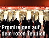 Roter Teppich mit Menschen vor der Oper