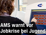 Junge Frau an einem Jobterminal beim AMS