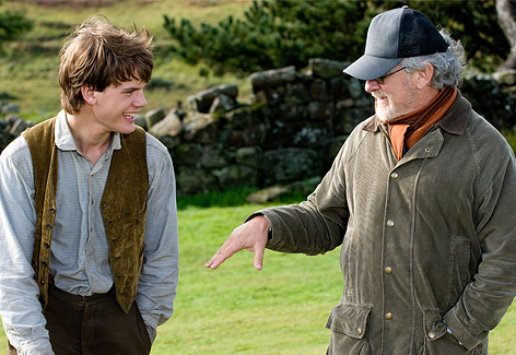 © AP/Disney/David Appleby Regisseur Steven Spielberg mit Hauptdarsteller Jeremy Irvine beim Dreh von "Die Gefährten"