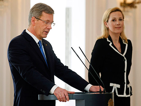 © AP/Michael Sohn Deutschlands Ex-Präsident Christian Wulff mit Ehefrau Bettina