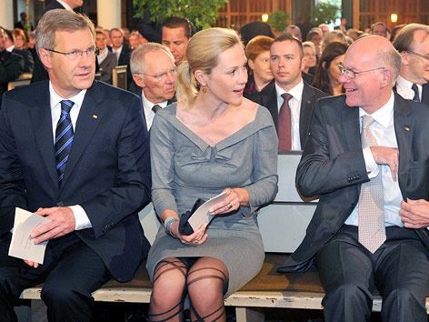 © Reuters/Henning Kaiser Deutscher Bundespräsident Christian Wulff, seine Frau Bettina und Bundestagspräsident Norbert Lammert