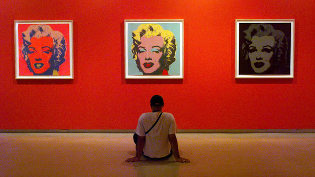 © Reuters/David Gray Museumsbesucher vor Warhol-Kunstwerk