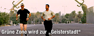 Jogger vor dem Denkmal der Hände des Sieges in Bagdad