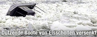 Eisschollen und ein gekentertes Boot auf der Donau in Serbien