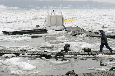 Eisschollen und Boote auf der Donau in Serbien