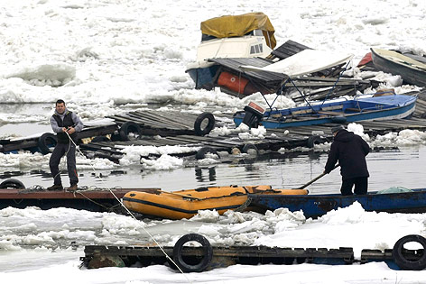 Eisschollen und Boote auf der Donau in Serbien