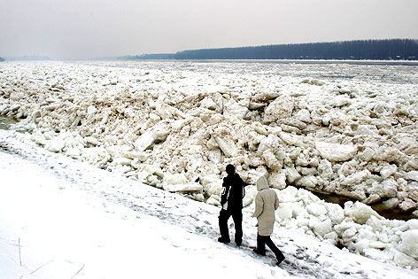 Eisschollen auf der Donau in Serbien