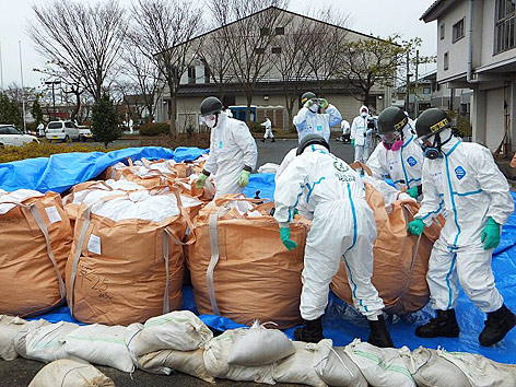 © APA/EPA/Shigeki Kanai Arbeiter entsorgen radioaktiven Müll