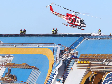 © APA/EPA/ANSA/Filippo Gabutti Hubschrauber über dem Kreuzfahrtschiff "Costa Concordia"
