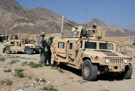 © AP/Rahmat Gul US-Soldaten stehen bei einem Humvee Fahrzeug in Afghanistan