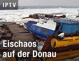 Havarierte Boote und Eisschollen auf der Donau