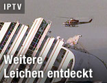 Hubschrauber über dem Kreuzfahrtschiff "Costa Concordia"