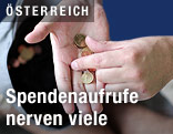 Eine Hand nimmt Münzen aus einer anderen