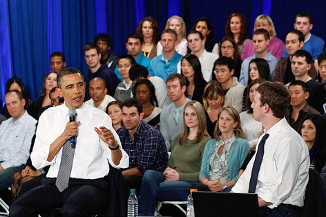 © Reuters/Jim Young US-Präsident Barack Obama bei einer Diskussion mit Facebook-CEO Mark Zuckerberg