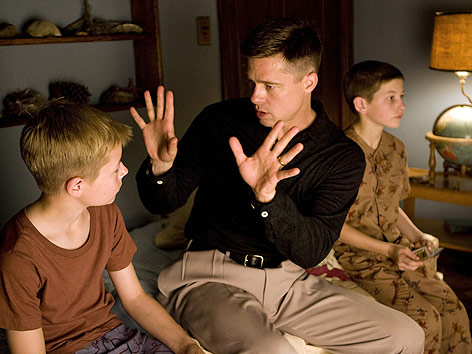 Brad Pitt spricht mit seinen Filmsöhnen im Film "Tree of Life"