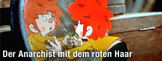 Kobold Pumuckl betrachtet sich in einem Spiegel