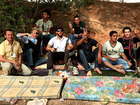© Reuters/Zohra Bensemra Die Journalistin Marie Colvin mit libyschen Rebellen in Misrata