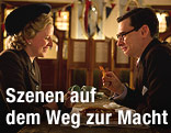 Ein Mann hält einer Frau in einem Restaurant auf einem Pommes Frittes einen Ring entgegen