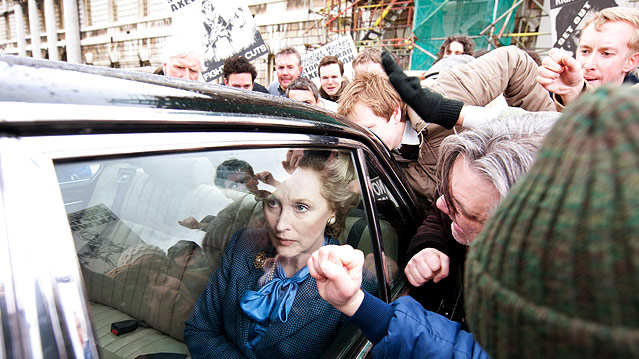 © Filmladen Filmverleih Meryl Streep als Maggie Thatcher fährt im Auto an einer wütenden Menschenmenge vorbei
