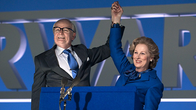 © Filmladen Filmverleih Jim Broadbent und Meryl Streep reichen einander als Ehepaar Thatcher jubelnd die Hände