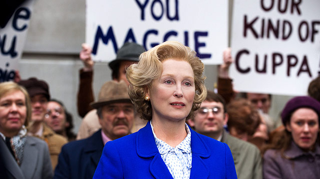 © Filmladen Filmverleih Meryl Streep als Maggie Thatcher vor Anhängern mit Plakaten
