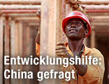 Afrikanischer Bauarbeiter mit Schutzhelm