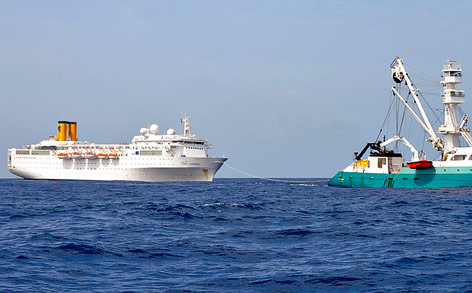 © AP/Le Talenduic, Reunion Island Prefecture Französisches Hilfsschiff schleppt das Kreuzfahrtschiff "Costa Allegra" ab