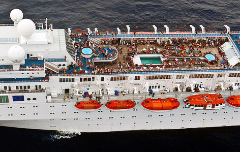 © APA/EPA/Indian Navy via Seychelles Office Luftaufnahme des Passagierdecks des Kreuzfahrtschiffs "Costa Allegra"