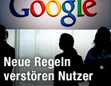 Mitarbeiter vor Google-Schild
