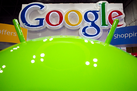 © AP/Mark Lennihan Google-Schriftzug hinter Android-Maskotchen