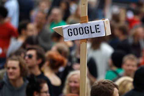 © Reuters/Thomas Peter Demonstran zeigen eine stilisierte Überwacungskamera mit Google-Aufschrift