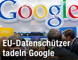 Personen vor einem Google-Logo