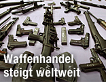 viele Waffen liegen auf einem Tisch