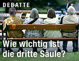 Pensionisten auf einer Parkbank