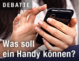 Frau tippt eine SMS
