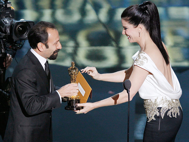 © Reuters/Gary Hershorn Oscargewinner Asghar Farhadi und Sandra Bullock