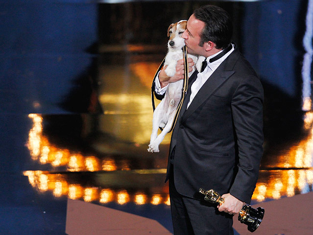 © Reuters/Gary Hershorn Oscargewinner Jean Dujardin mit Filmhund "Uggie"