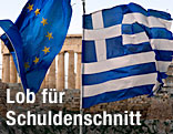 EU-Flagge und griechische Flagge vor der Akropolis