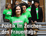 Gr&uuml;ne-Bundessprecherin Eva Glawischnig mit Gr&uuml;nen-Abgeordneten