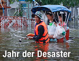Menschen gehen durch Fluten