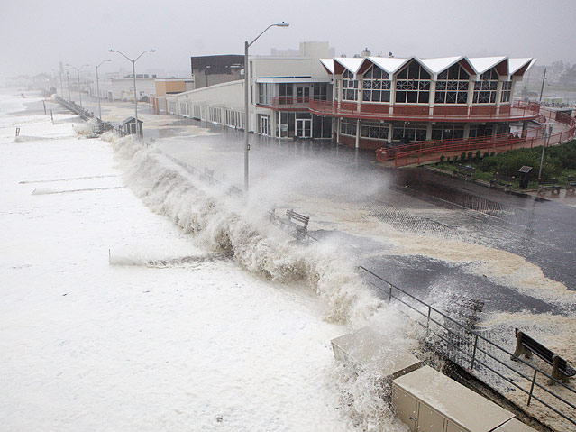 © Reuters/Chip East Stürmische Wellen durch Hurrikan Irene