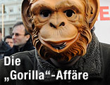Demonstrant mit Gorilla-Maske
