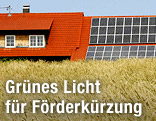 Solaranlage auf dem Dach eines Bauernhofes