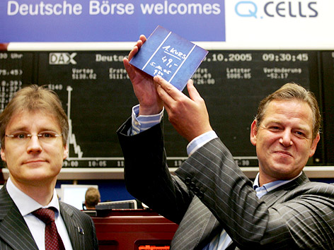 © dapd/ddp/Thomas Lohnes Q-Cells-Vorstandsvorsitzender Anton Milner und sein Finanzvorstand Hartmut Schüning beim Börsengang des Solarkonzerns 2005