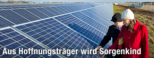 Besucher eines Solarparks auf dem ehemaligen Militärflugplatz in Köthen