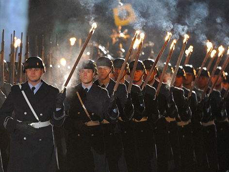 Soldaten mit Fackeln